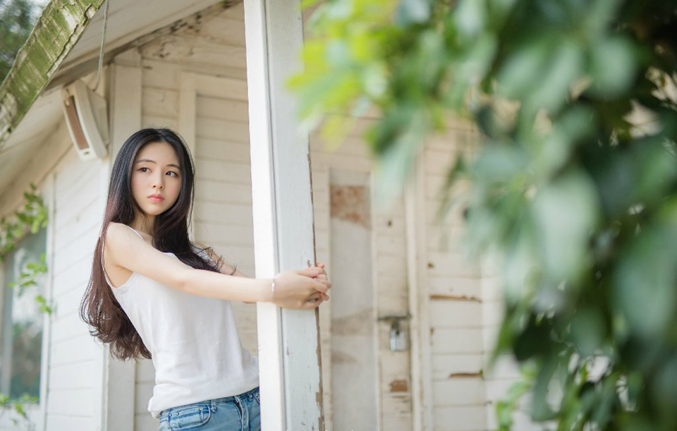 “嗯，为夫这段时间身在军中，倒是苦了你了，待这一仗打完，我便好好陪陪夫人。”刘璝笑道。